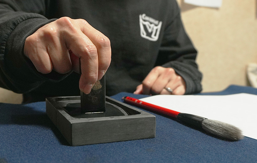 展覧会への定期的な出展も